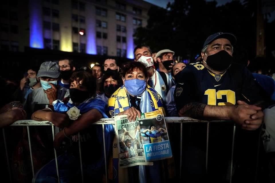 Con cánticos, flores, playera y lágrimas, la afición argentina se reúne, sin todas las medidas sanitarias, para despedir en la Casa Rosada a Diego Armando Maradona.