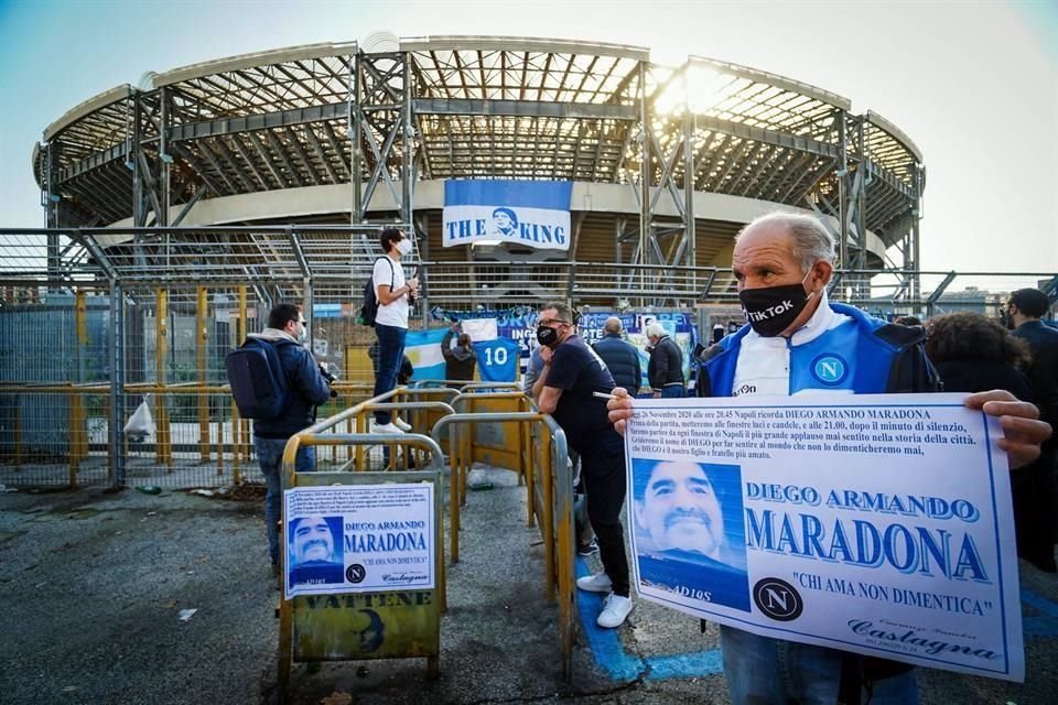 Maradona es leyenda del Nápoles.