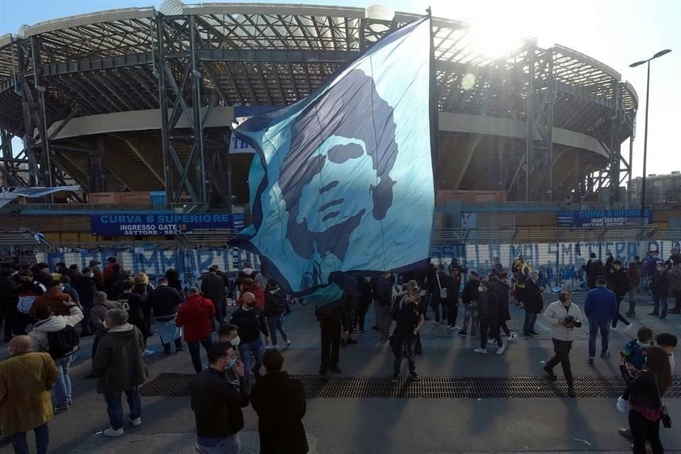 La afición homenajea al argentino.