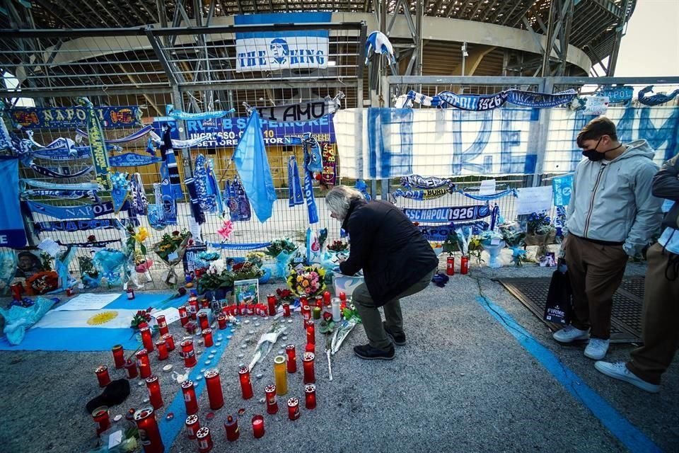 Desde ayer se colocan ofrendas para Maradona.