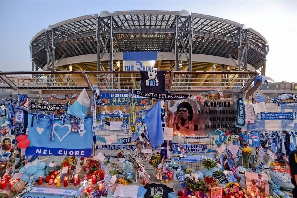 La afición le rinde homenaje al argentino Maradona.