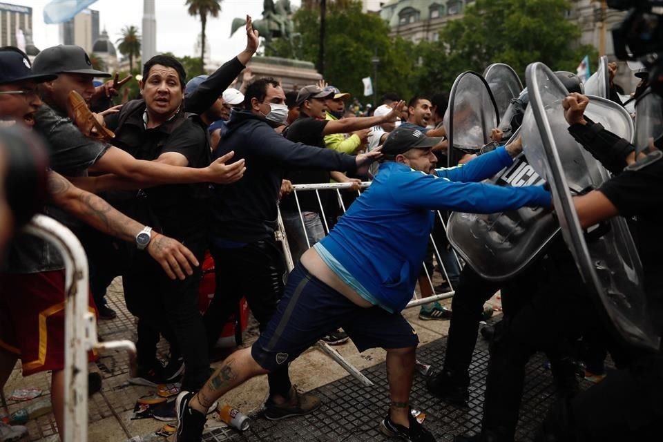 Algunas personas se enfrentaron con la policía.