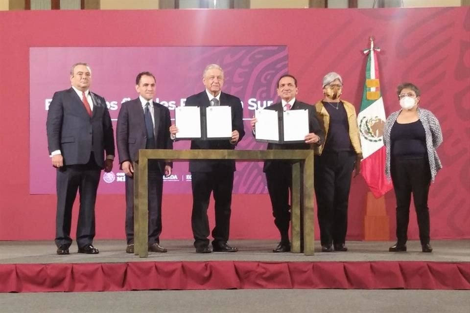 Firma del decreto de extensión de beneficios fiscales en Palacio Nacional.