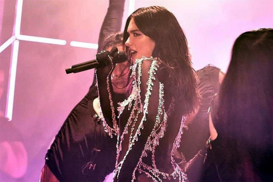 Con distintos vestuarios, que incluían lentejuelas, diamantes y hasta plumas, la cantante lució como una verdadera diva dentro de la velada.