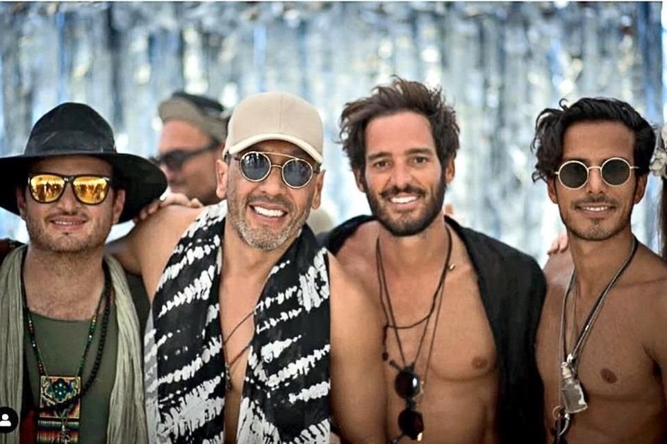 Los asistentes conviven durante siete días en una especie de comuna hippie donde prevalece el trueque, la vestimenta extravagante, la yoga y la música.