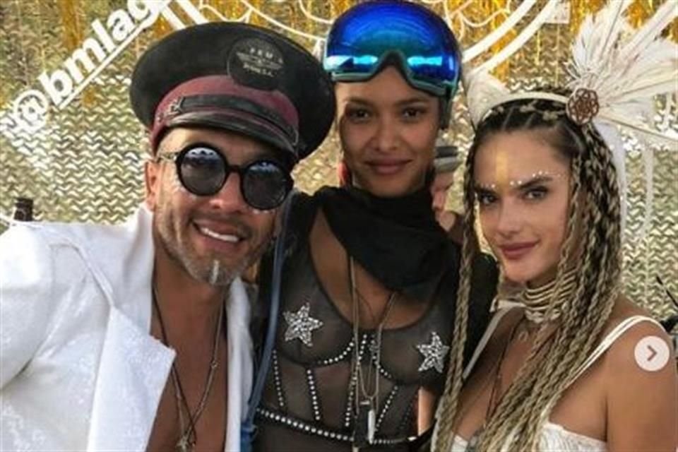 Gustavo Cárdenas Moreno con las modelos Lais Ribeiro y Alessandra Ambrosio.