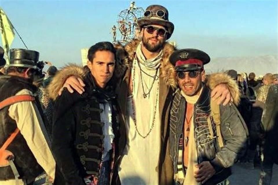 En esta imagen con el ex basquetbolista Jared Homan y con el gerente de Alianzas de Snapchat, Juan David Borrero.