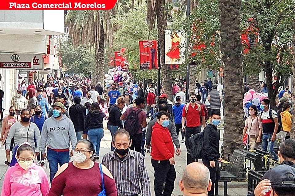 Cientos de personas acuden a realizar sus compras navideñas en fines de semana.