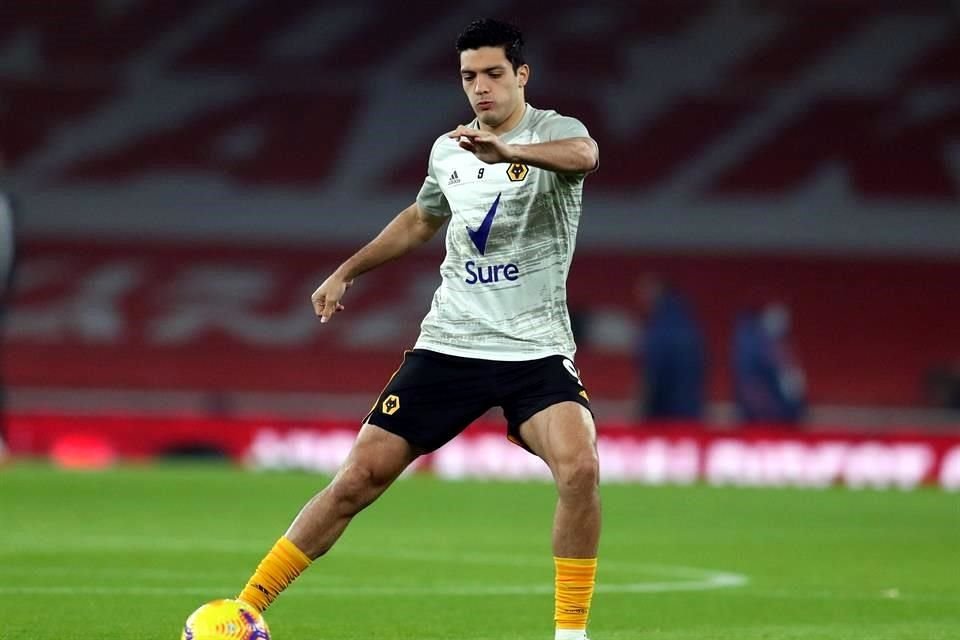 Jiménez tuvo un fuerte choque contra David Luiz en un partido contra el Arsenal.