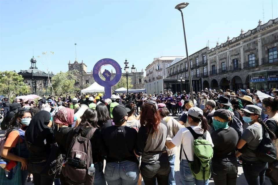 Feministas y familiares de mujeres desaparecidas y víctimas de feminicidio en la Plaza de Armas de Guadalajara, la semana pasada.