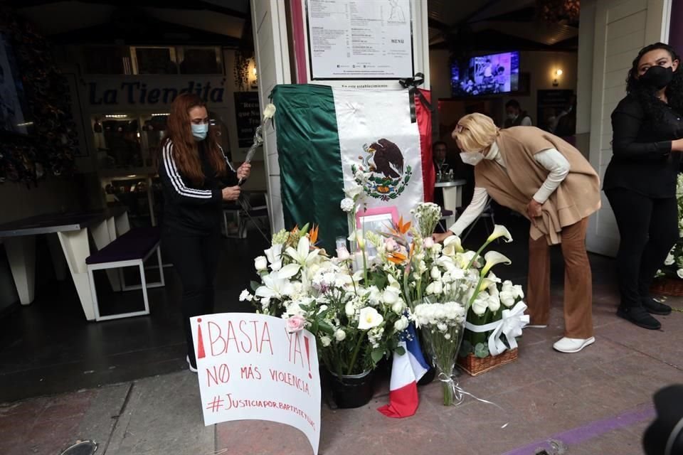 Amigos, familiares y conocidos de Baptiste Lormand y su socio Luis Orozco protestaron en silencio por el doble homicidio ocurrido, en Tlalpan.