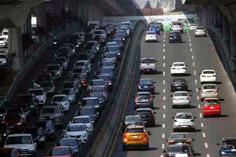 De acuerdo con el Reglamento de Tránsito, la multa por circular con notable contaminación o sin el engomado vigente es de mil 690 pesos.
