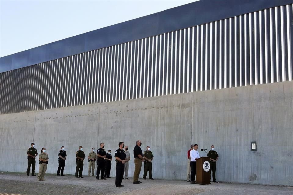 Personal de la Secretaría de Seguridad de EU presume parte del muro fronterizo en McAllen, Texas, pese a que cifras señalan que es una de las ciudades más seguras de EU.