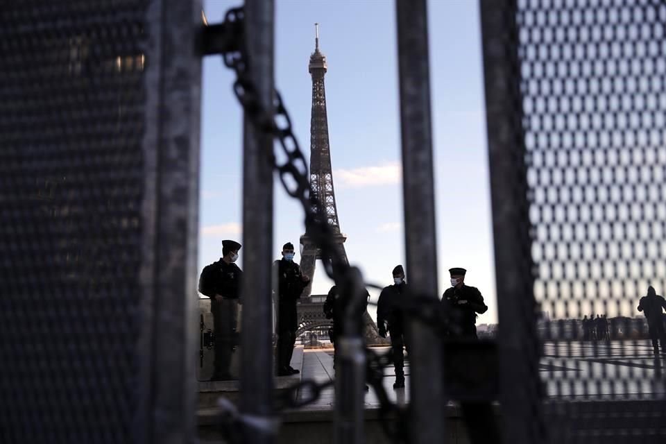 La Torre Eiffel permanece cerrada en medio de las medidas por Covid-19.