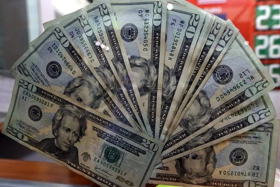 Al mayoreo, el dólar ganó 7.70 centavos, al ofrecerse a 19.8770 pesos.