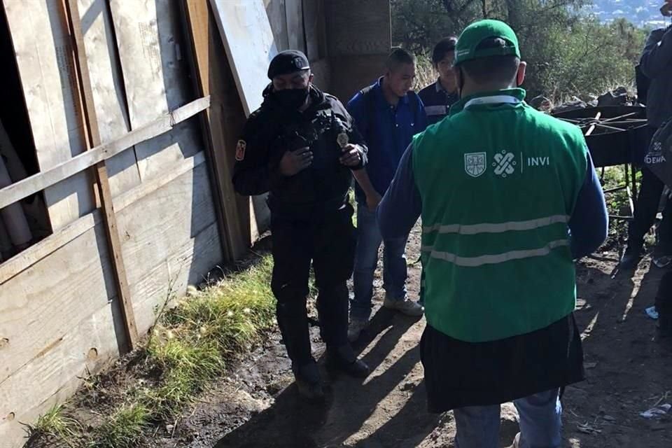 Con apoyo de policías de la SSC, los inspectores de Sedema desmantelan instalaciones precarias.