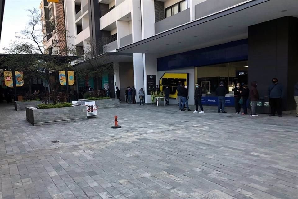 Desde temprana hora, clientes hicieron fila para entrar a la tienda Best Buy.