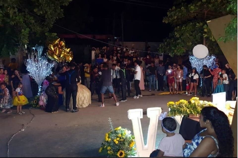 Los invitados incumplieron las medidas de sana distancia y no usaron cubrebocas.