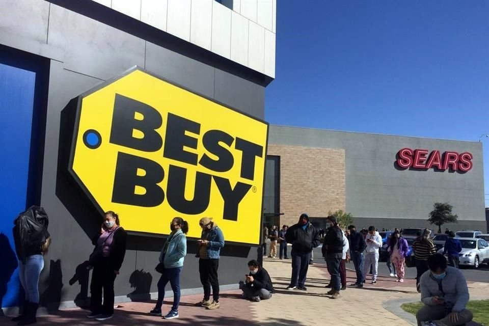 Clientes busca aprovechar la venta de liquidación de Best Buy que se va de México.