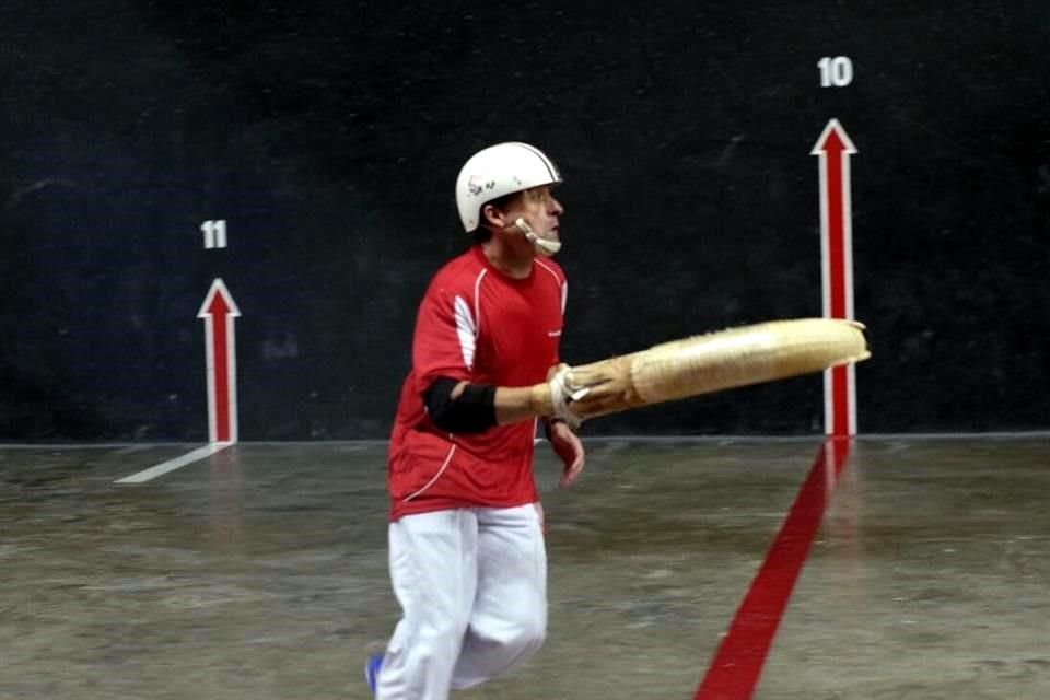 Arriola practica jai alai desde niño y ha participado en diversos torneos nacionales e internacionales.