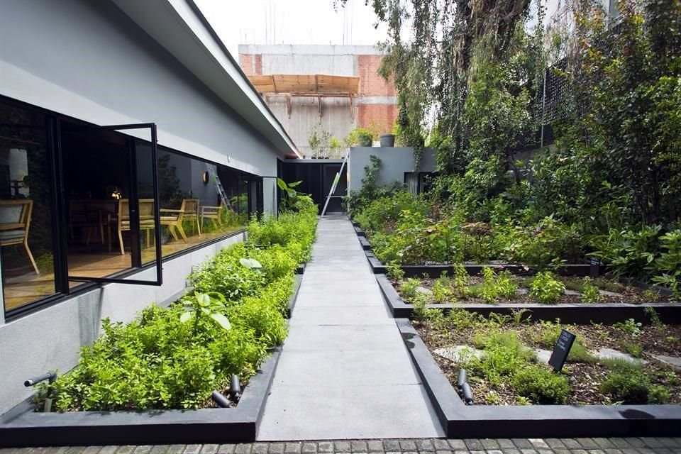 Pujol cuenta con su propio huerto y una reserva de agua pluvial.