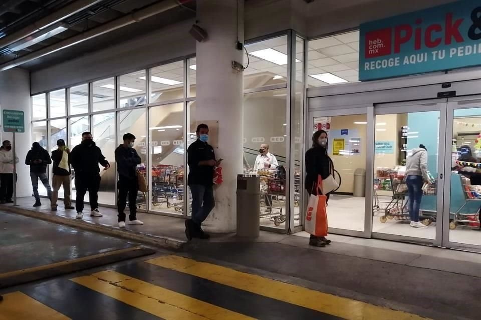 En algunos supermercados se formaron largas filas para poder acceder, debido a la alta afluencia y el límite de aforo.