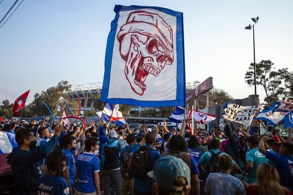 Los aficionados se han reunido afuera de los estadios, que están cerrados para ellos.