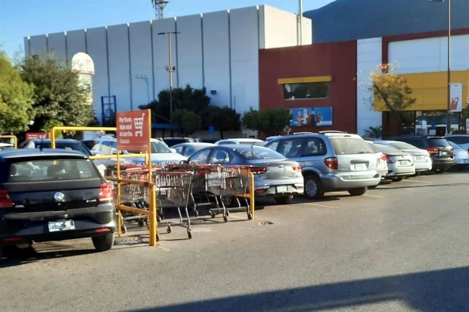 Supermercados en la Ciudad registran hoy gran afluencia de clientes ante el cierre del fin de semana.