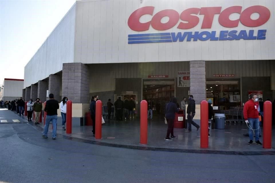 En el CostCo ubicado sobre Lázaro Cárdenas las filas para el ingreso se extendieron por varios metros en el exterior.