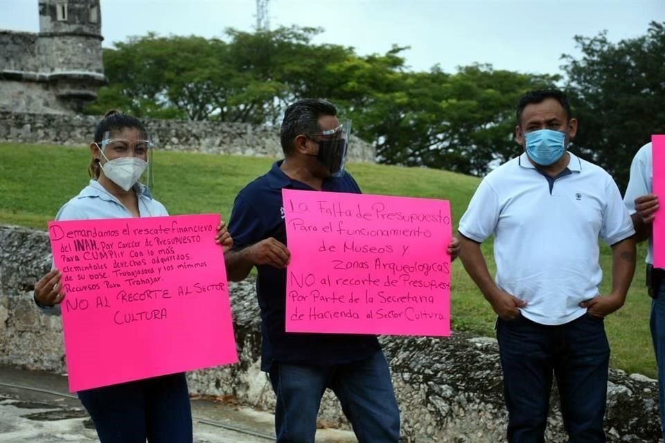 Trabajadores del INAH cerraron parcialmente este viernes zonas arqueológicas y museos en Campeche.