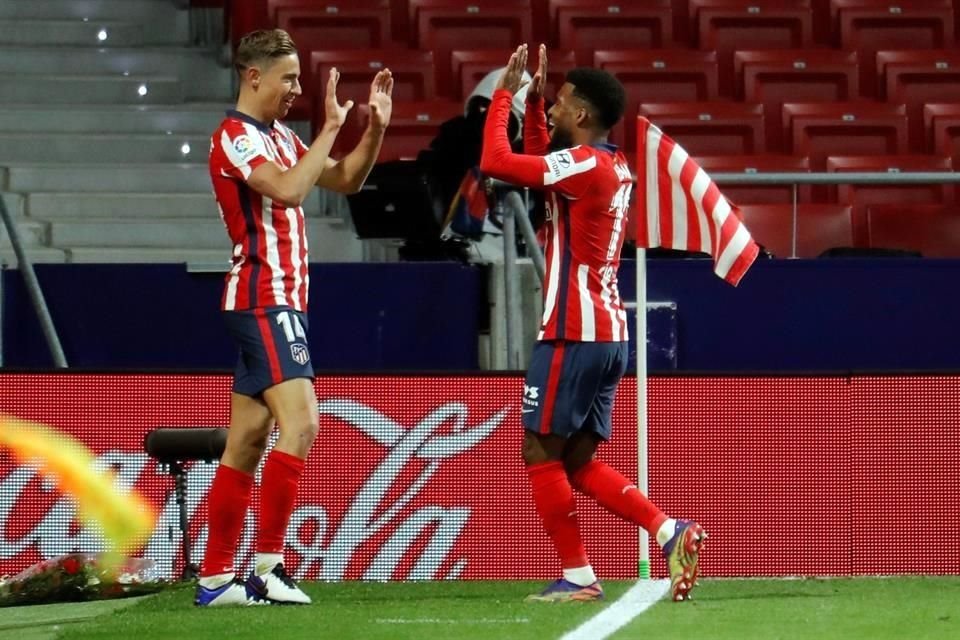 Llorente (izq.) y Lemar (der.) le dieron una nueva victoria al Atlético de Madrid.