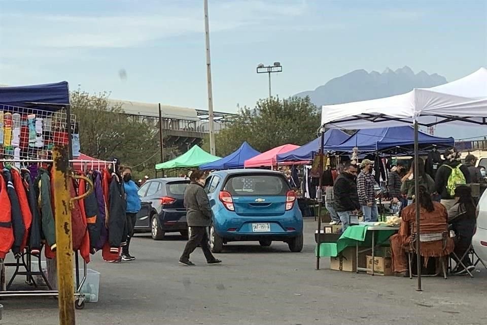 En el estacionamiento de la Estación Y del Metro se instaló un mercado que vende juguetes y artículos de colección, ignorando resticciones.