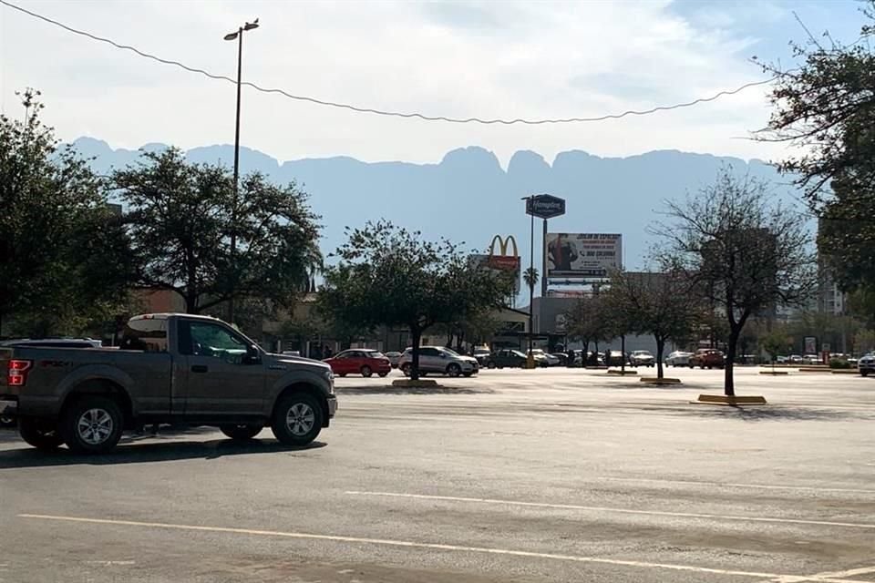 Los estacionamientos de distintos supermercados lucen vacíos.