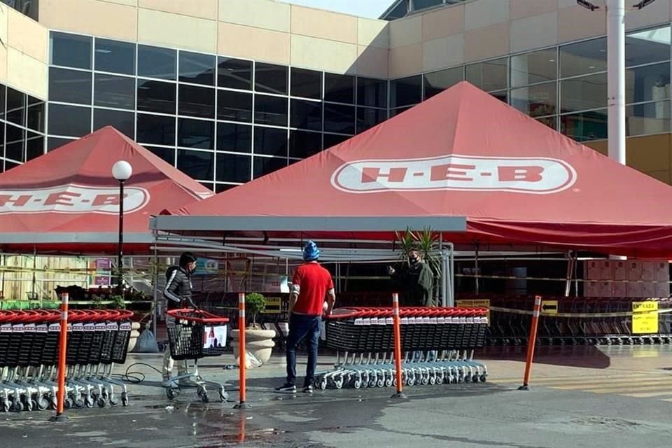 Los empleados de los supermercados se encuentran laborando, a pesar de no poder aceptar compradores ante restricciones.