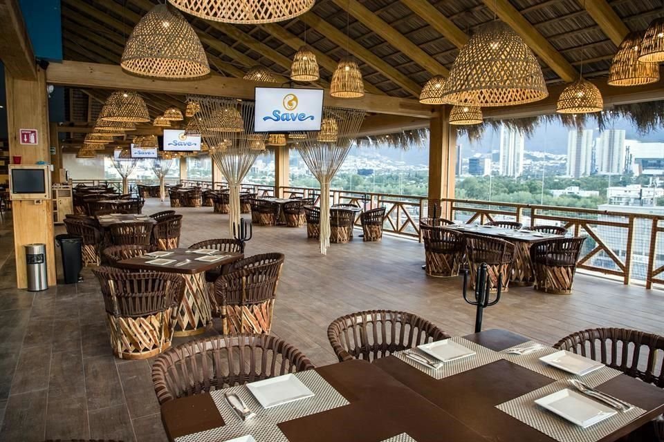 El restaurante cuenta con una terraza cerrada con ventanales, teniendo de fondo una espectacular vista de San Pedro.