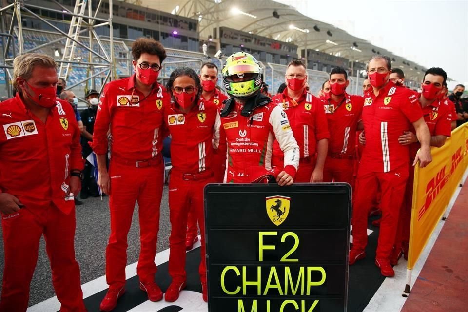 Mick Schumacher celebró con su equipo el campeonato.