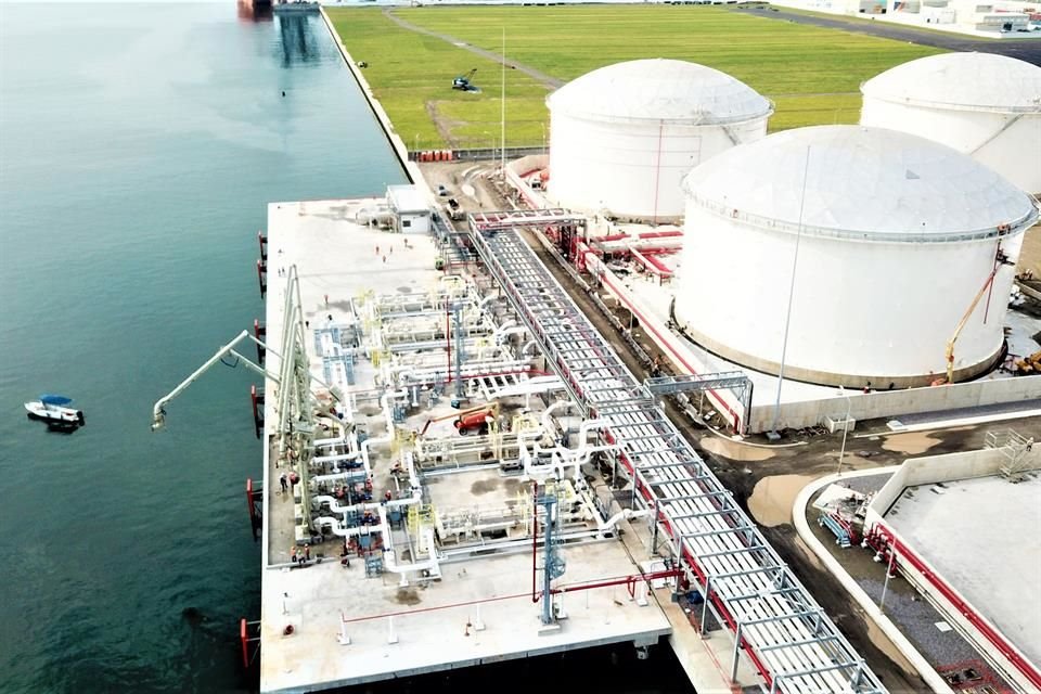 Terminal marina de recibo, almacenamiento y entrega de productos refinados de IEnova en el Puerto de Veracruz.