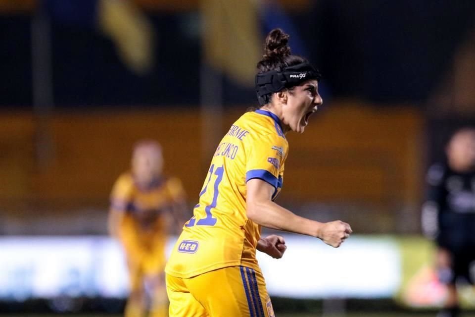 Natalia Gómez Junco le dio a Tigres Femenil el 2-0 con un golazo desde afuera del área grande.