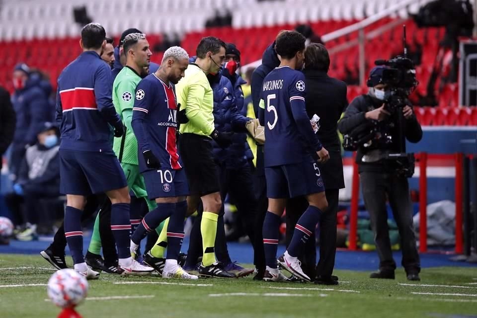 El partido dejó de jugarse desde el minuto 13, por la polémica entre árbitros y jugadores.