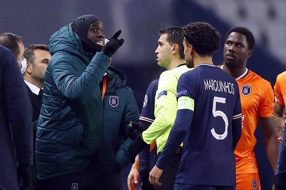 Demba Ba reclama airadamente al cuerpo arbitral tras escuchar que llamó negro a Pierre Webó.