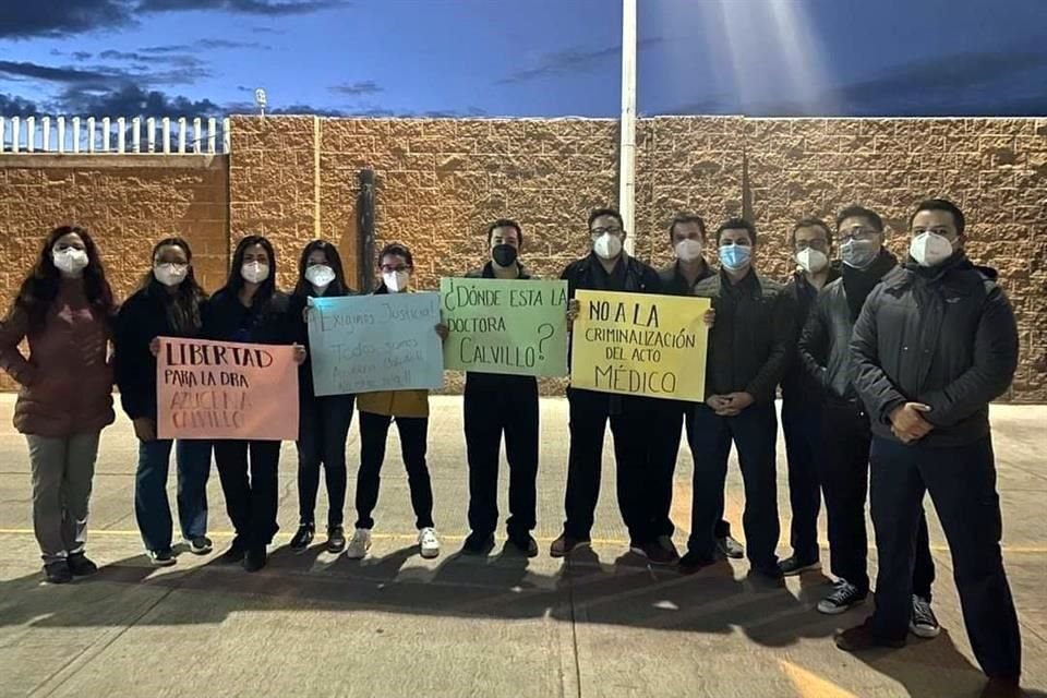 Compañeros de la médico se manifestaron afuera de las instalaciones de la Fiscalía de Durango.