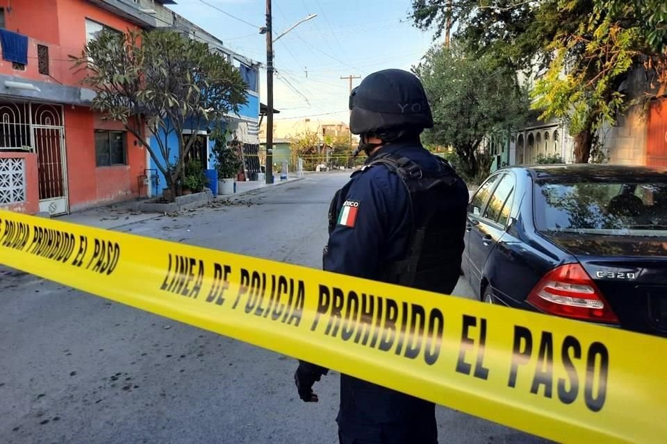 Un policía custodia la zona donde Ricardo Daniel Huerta fue baleado, en la Colonia Cañada Blanca.