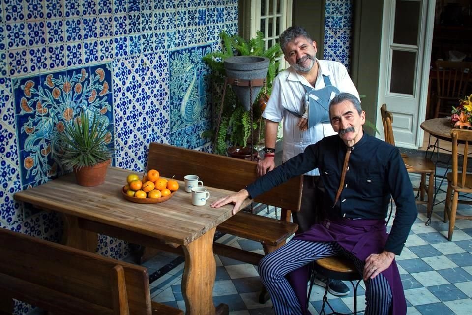 Yuri de Gortari (frente) junto a Edmundo Escamilla fundaron la Escuela Mexicana de Gastronomía. 