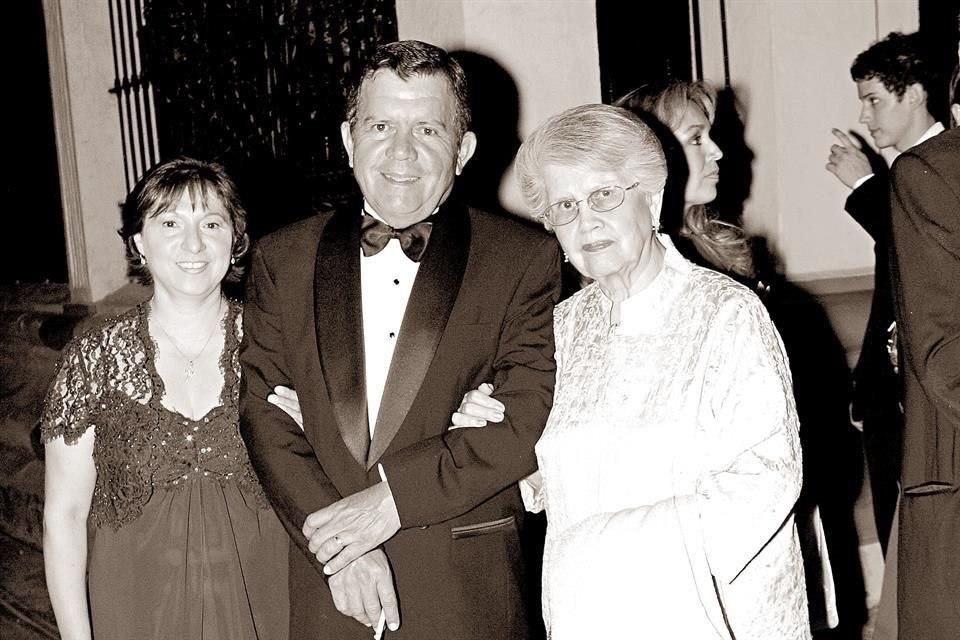 Con su esposa Rosario y su mamá María del Socorro Rodarte de Azcúnaga, en el 2009.