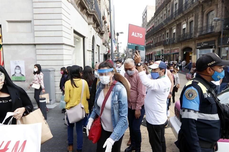 Las compras navideñas provocan concentraciones en el Centro Histórico.