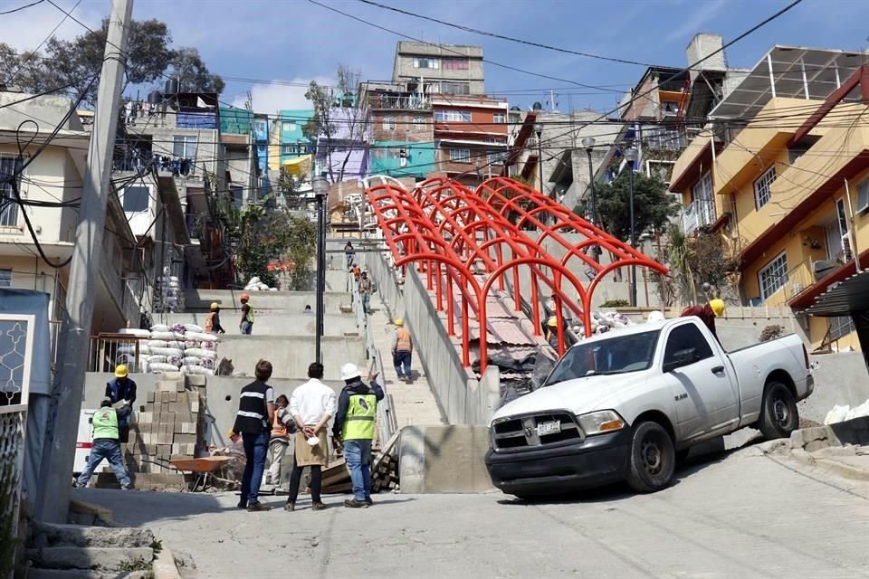 Sansores ofreció terminar la obra en la Colonia el Pirú este año. Así luce la escalera eléctrica a la fecha.