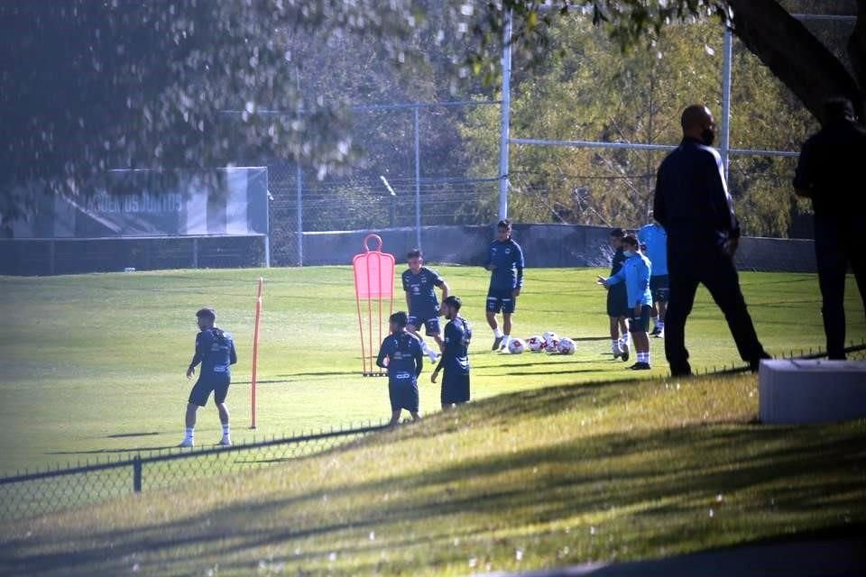 El plantel albiazul trabajó esta mañana en las instalaciones de El Barrial.