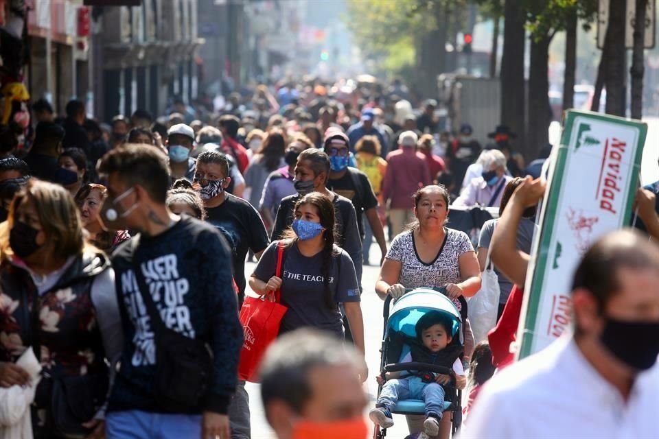 Algunos asistentes, además de ignorar las recomendaciones del Gobierno sobre evitar las aglomeraciones, tampoco portan mascarillas.