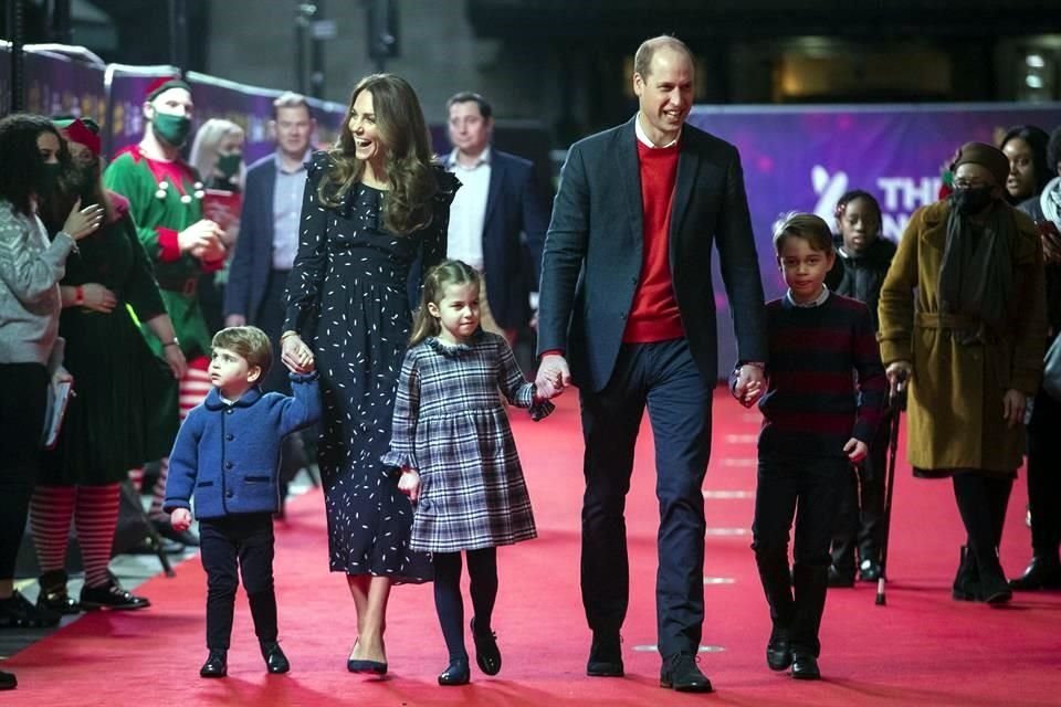 Los Príncipes Jorge (der.), Carlota (centro) y Luis (izq.) de Inglaterra desfilaron juntos en su primera alfombra roja junto a sus padres, los duques Guillermo y Catalina.