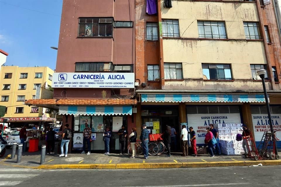 Frente al Mercado San Juan, las filas no faltaron con todo y el llamado a no hacer fiestas.